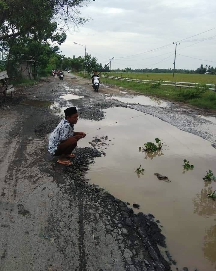 Warga Memancing di Kubangan jadi Perbincangan, Berharap Jalan Rusak Segera Diperbaiki