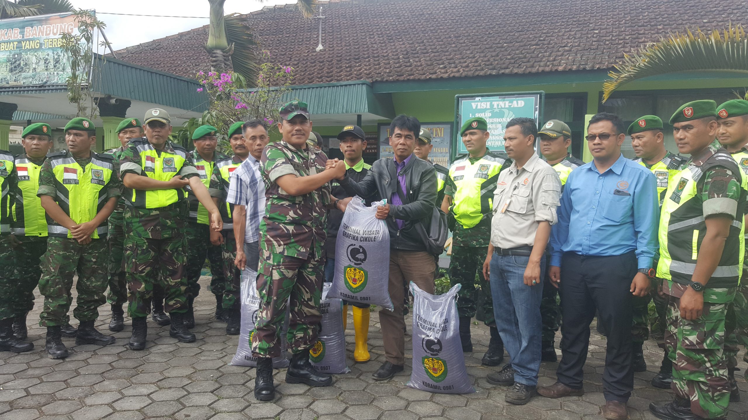 TNI Bagikan 500 Karung Pupuk, Dukung Program Ketahanan Pangan