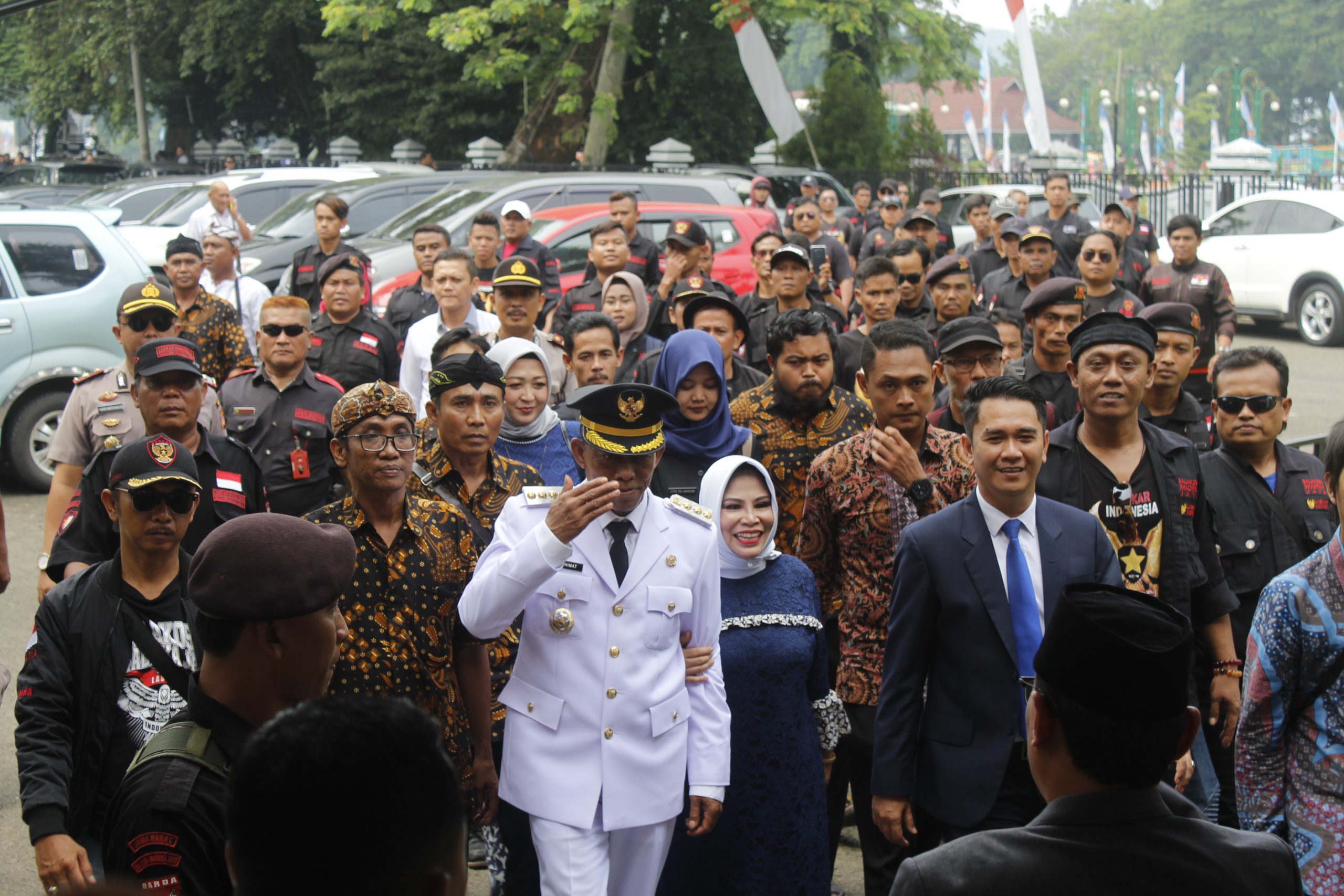 Jimat-Akur Hadapi Tantangan Berat, Terharu Makan Timbel Bersama Ribuan Warga