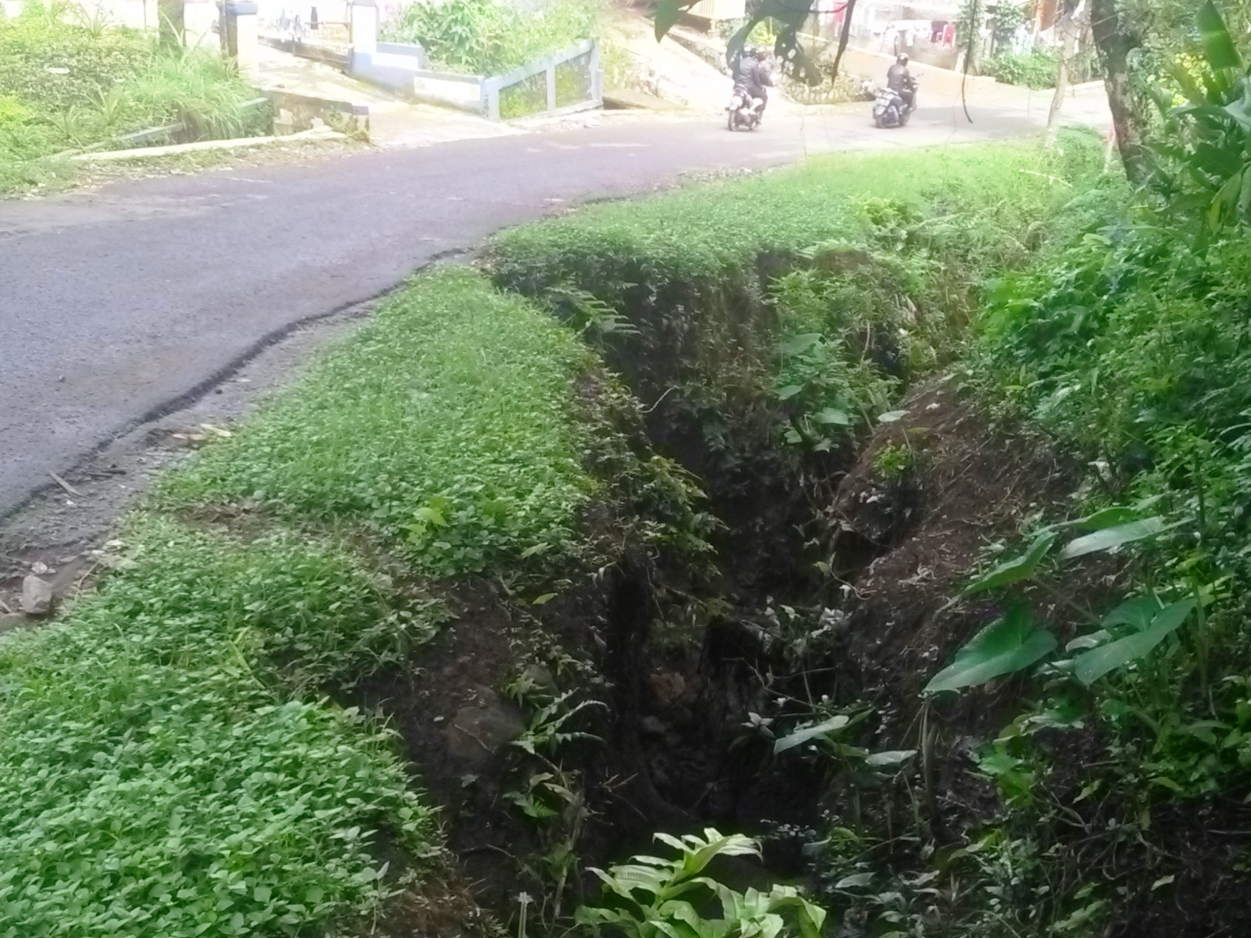 Bahu Jalan Terkikis, Warga Minta Tembok Penahan Tanah