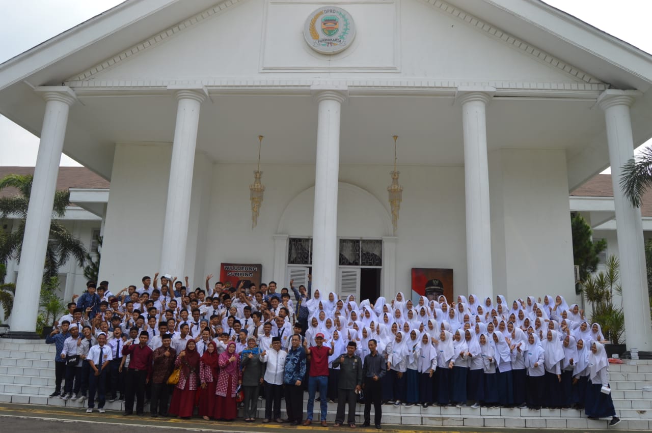 SMP/MTs Al-Muhajirin Observasi ke Gedung DPR