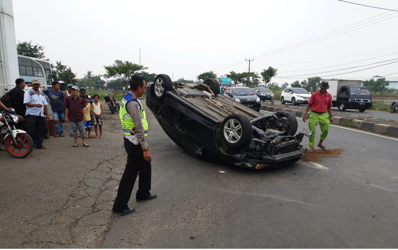 Kaget, Banting Stir lalu Oleng dan Mobil Terbalik