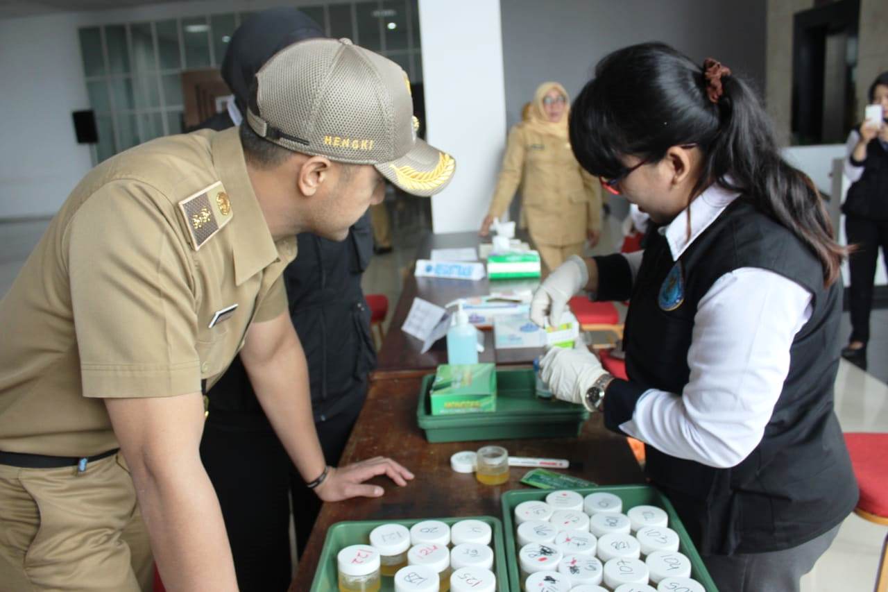 Ratusan PNS Kabupaten Bandung Barat Jalani Tes Urine