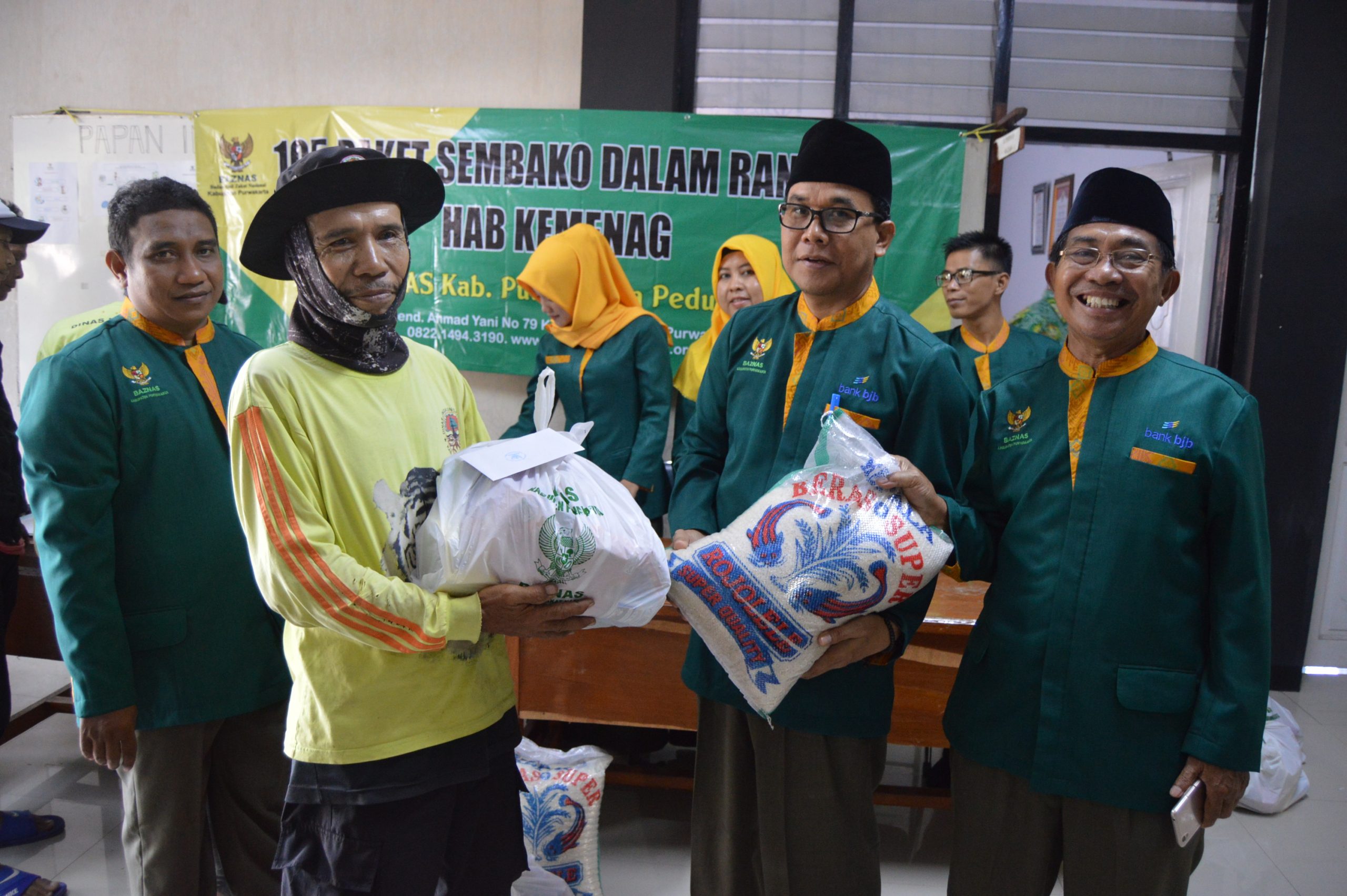 Baznas Salurkan 105 Paket Sembako untuk Pasapon