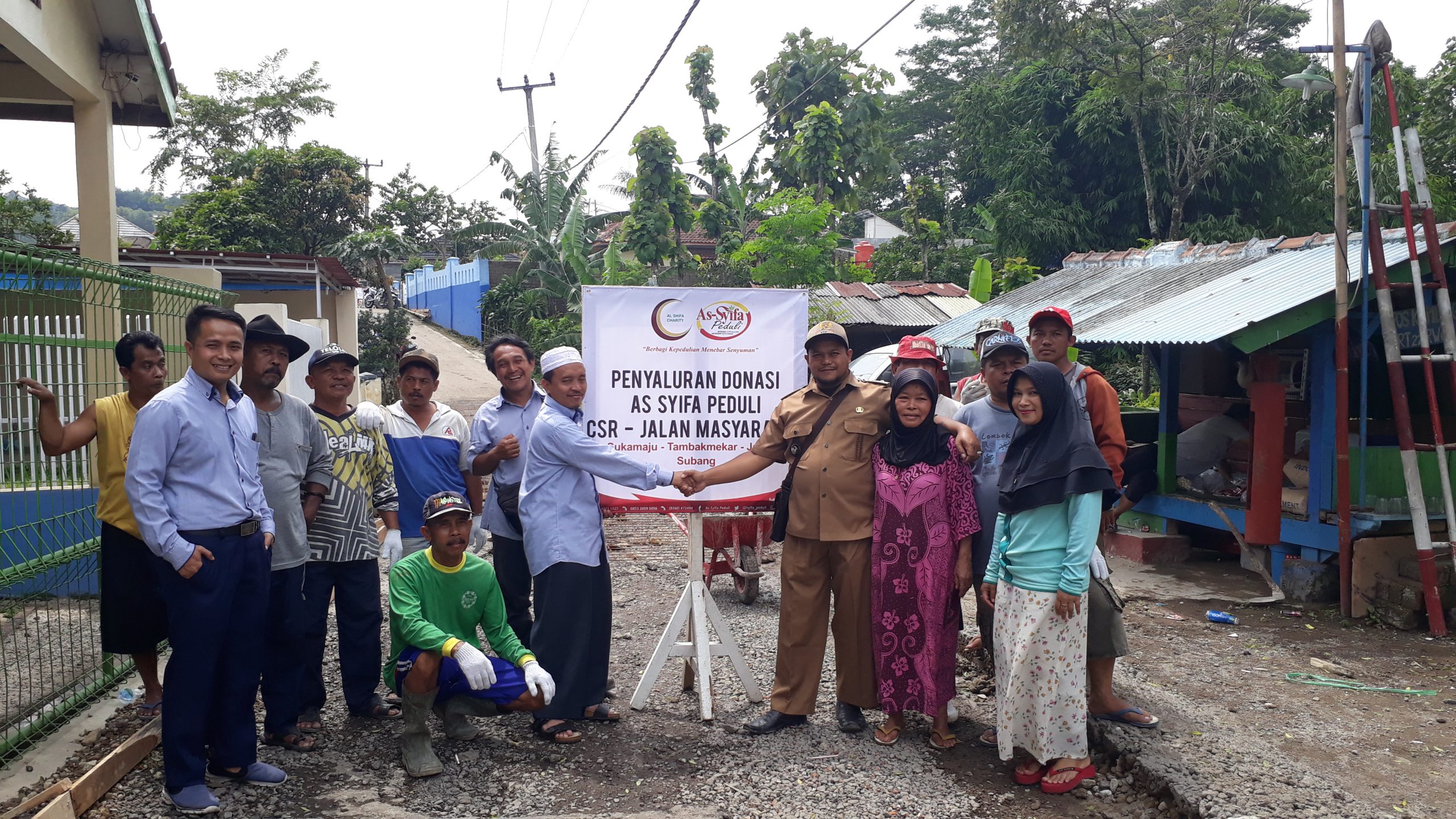 Salurkan CSR, As-Syifa Cor Jalan Sepanjang 300 Meter