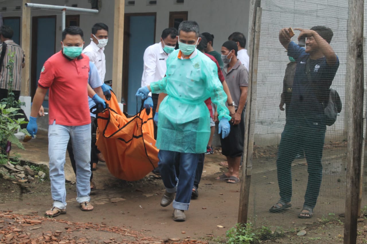 Jasad Endang Ditemukan Tengkurap dan Membusuk di Dalam Kosan