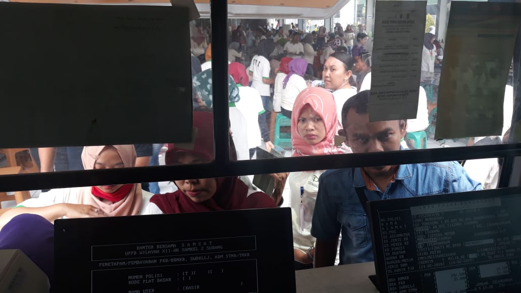 Buruh Pabrik Antusias Bayar Pajak di Samsat Keliling