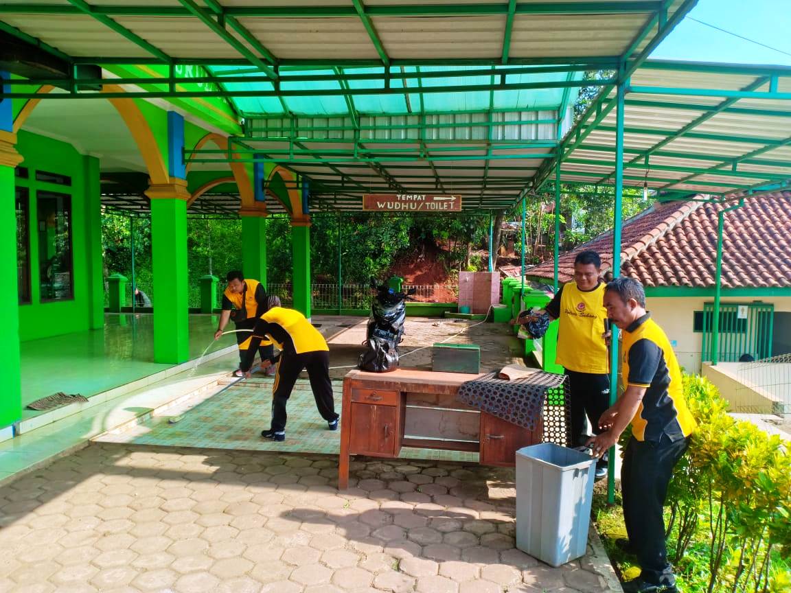 Anggota Polisi Gotong Royong Bersihkan Masjid