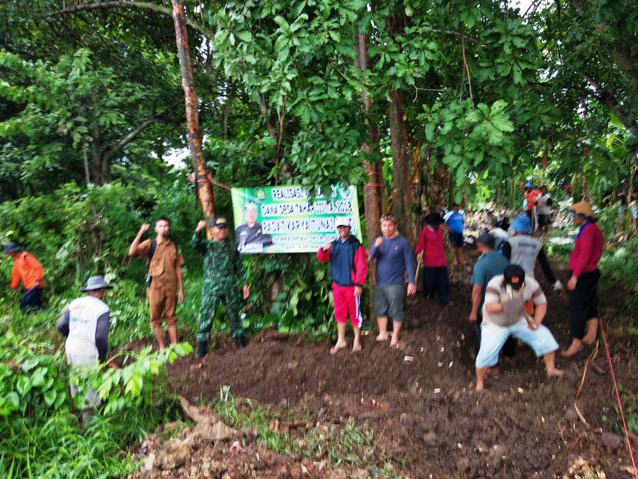 Cegah Banjir, Pemdes Simpar Buat Saluran Baru