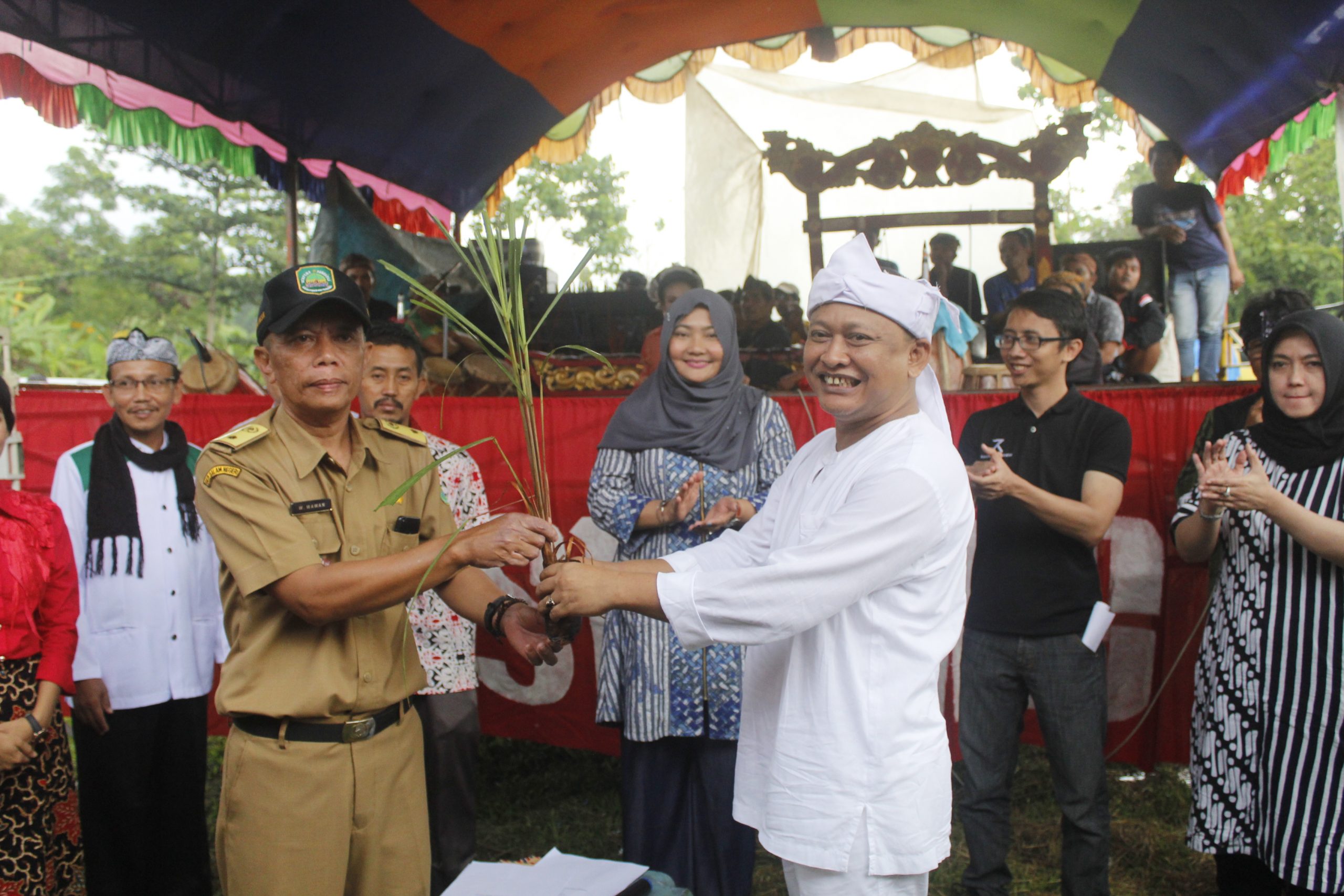 Kerjasama Lembaga Adat Karatwan Galuh Pakuan dengan Petani Subang