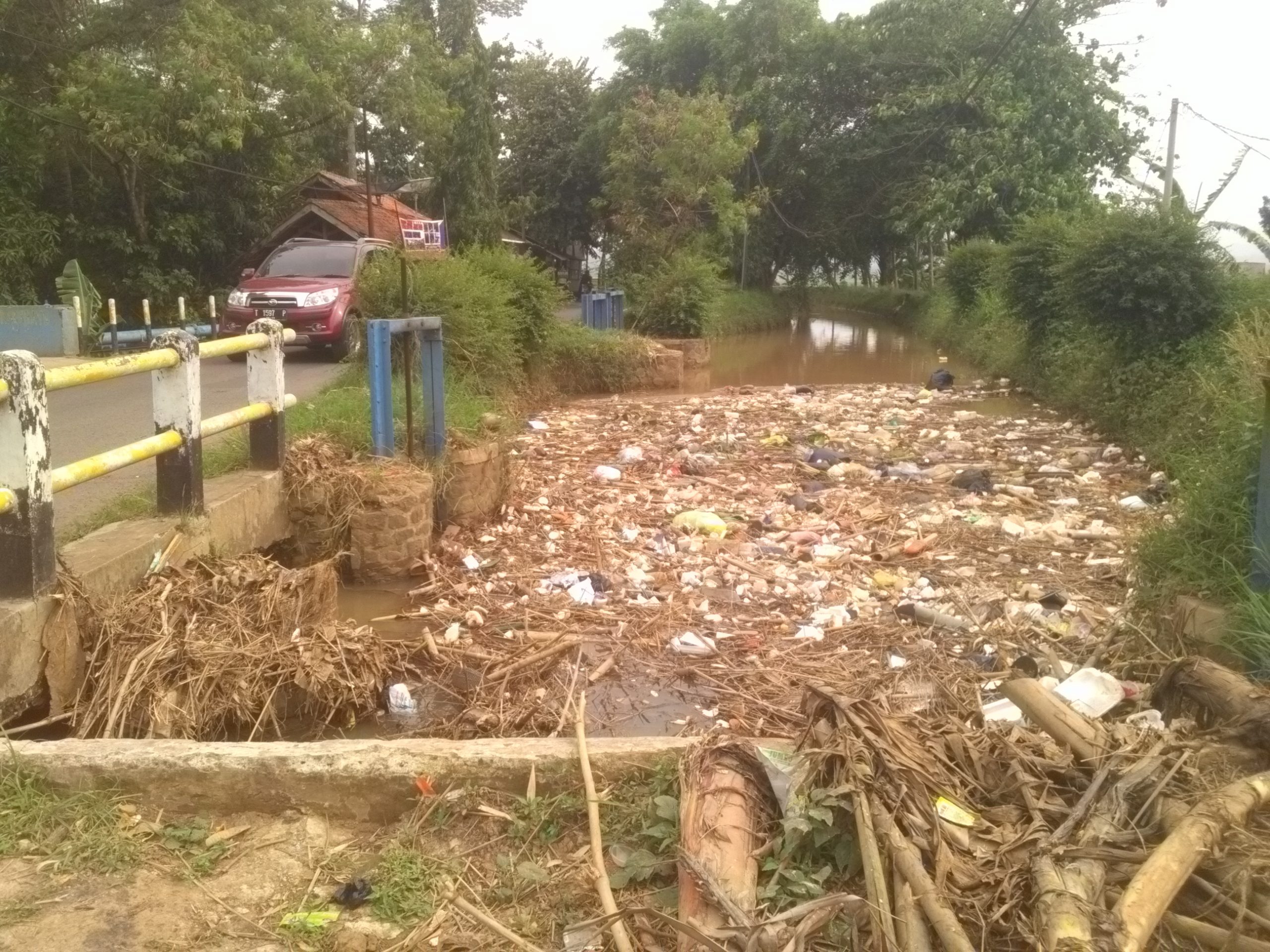 Sampah Menyumbat Pintu Air, Sebabkan Air Meluap dan Banjir