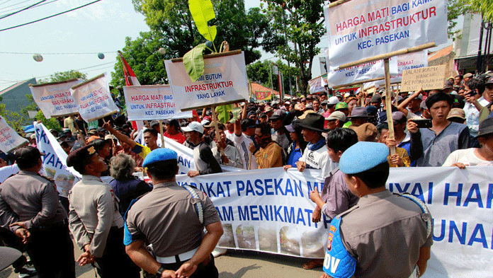 Warga Protes Jalan Rusak