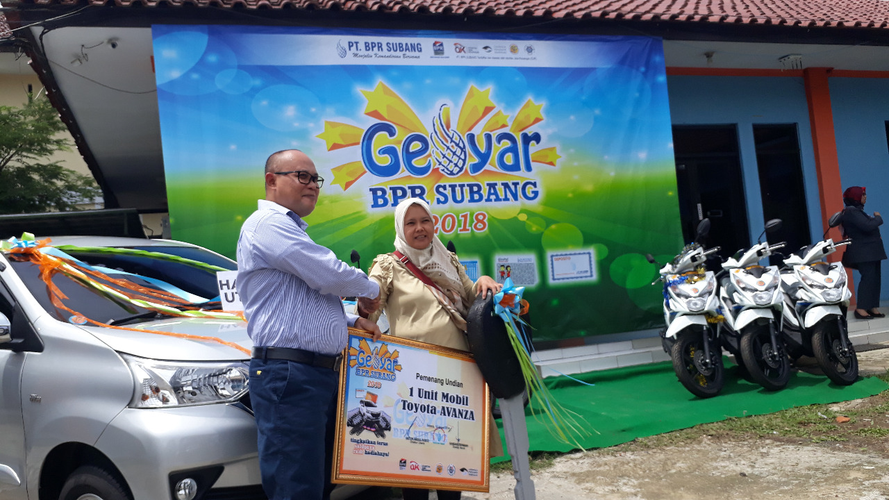 PT BPR Subang Serahkan Hadiah Mobil dan Motor