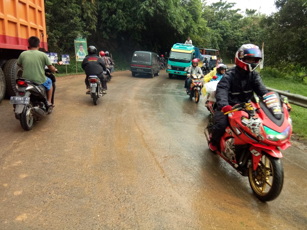 Hati-hati, Jalan Jembatan Cikadu Dawuan Dipenuhi Lumpur Tanah Merah