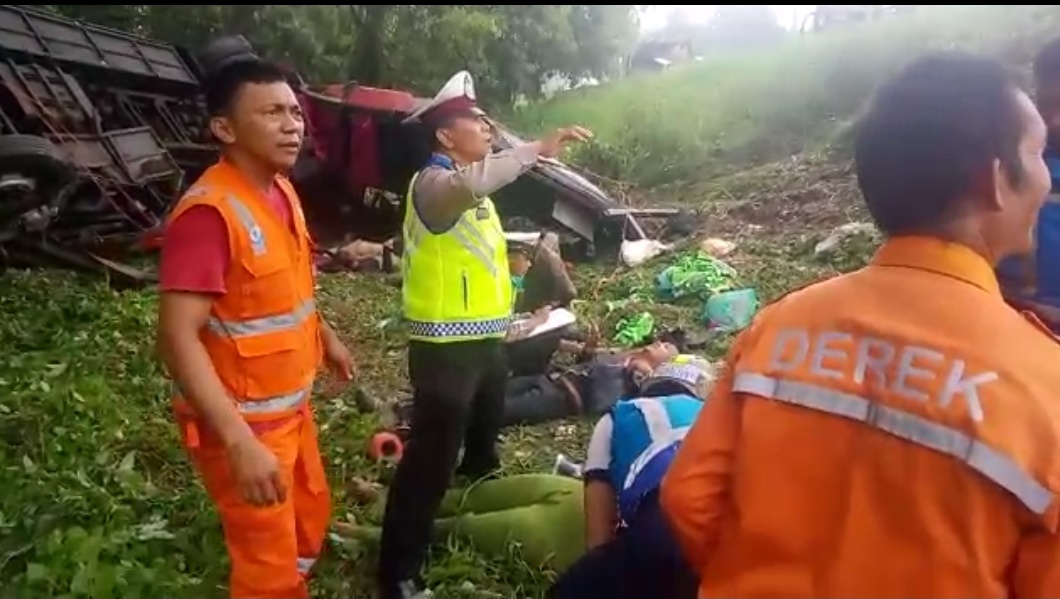 Breaking News! Bus Tergelincir di Tol Cipularang, 4 Orang Tewas