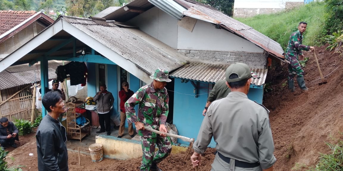 Longsor Jebol Rumah Warga, Ada Lima Titik Rawan