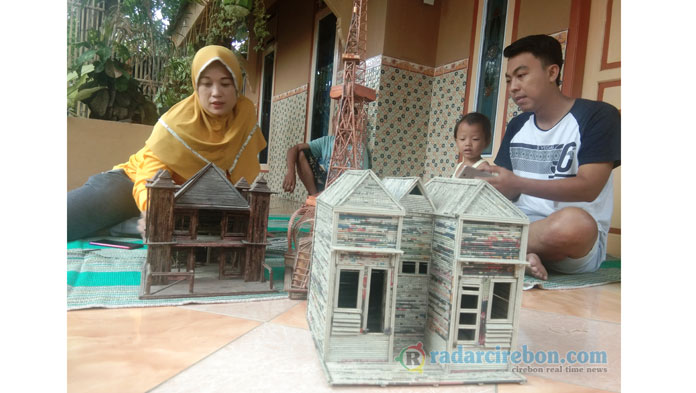 Sulap Limbah Koran Jadi Replika Bangunan dan Kendaraan