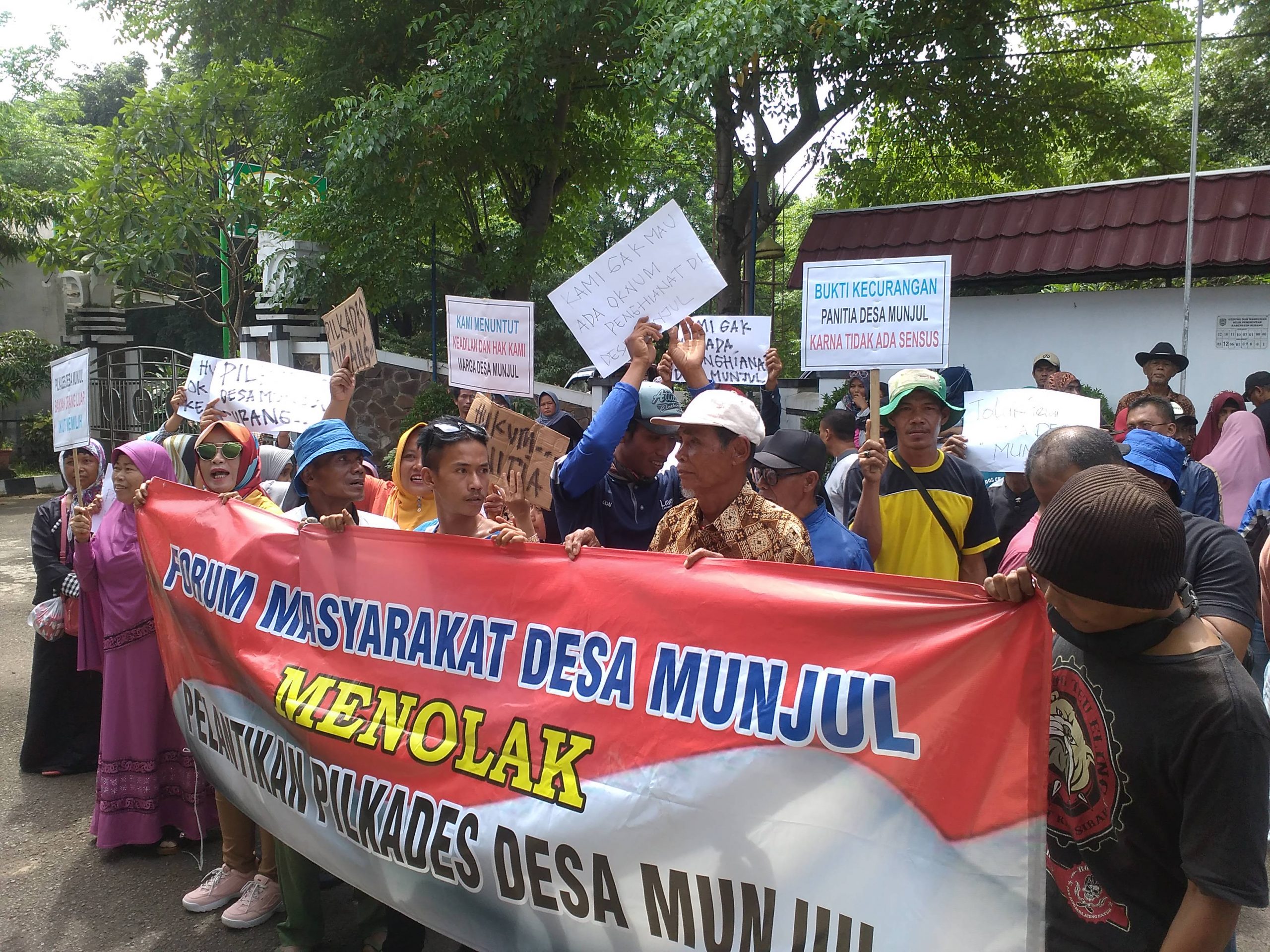 Keputusan Empat Hari Lagi, Warga Desa Munjul Demo Dispemdes