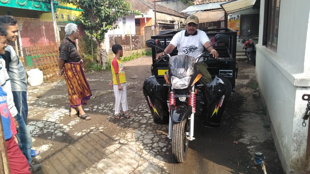 Pemdes Gudangkahuripan Serahkan Bantuan Motor Roda Tiga