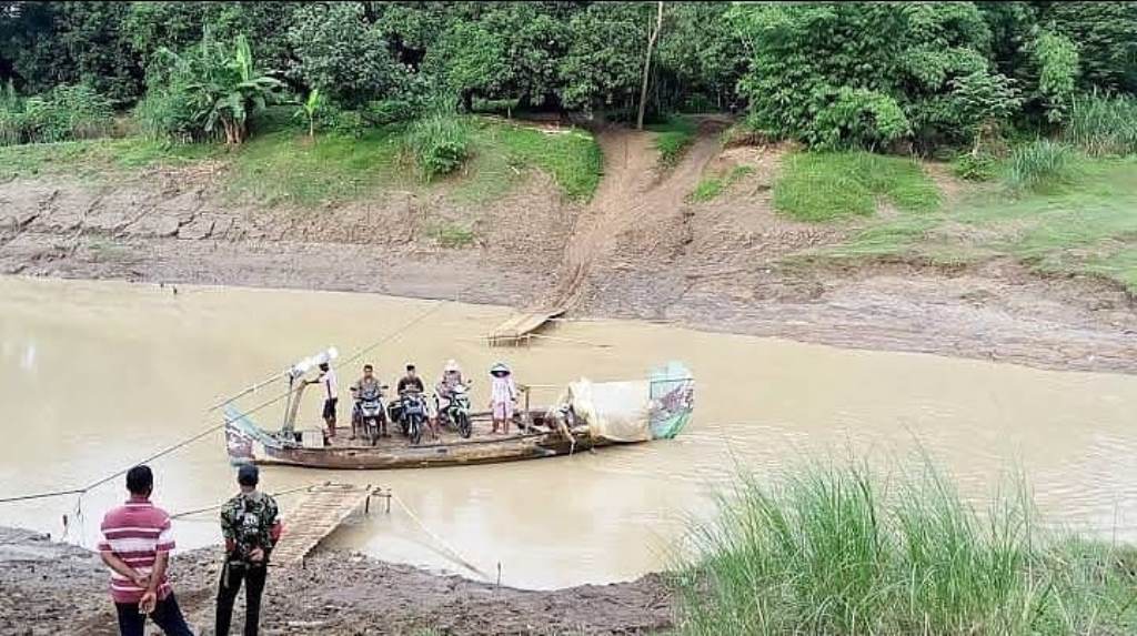 Puluhan Tahun Tidak Ada Jembatan, Warga Pernah Tercebur