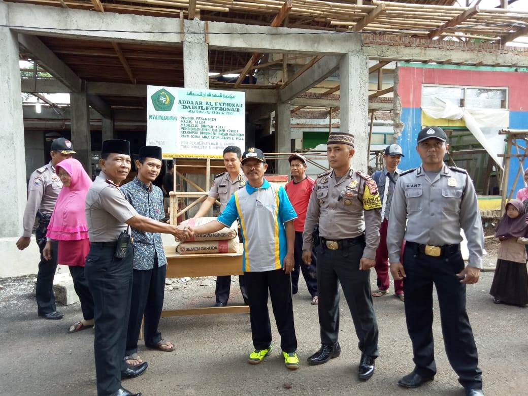 Polsek Purwadadi Bantu Pembangunan Pondok Pesantren Darul Huda