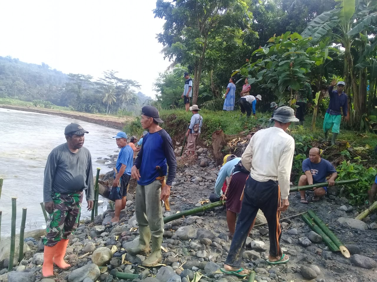 Luapan Sungai Cilamatan Nyaris Robohkan Penggilingan Padi