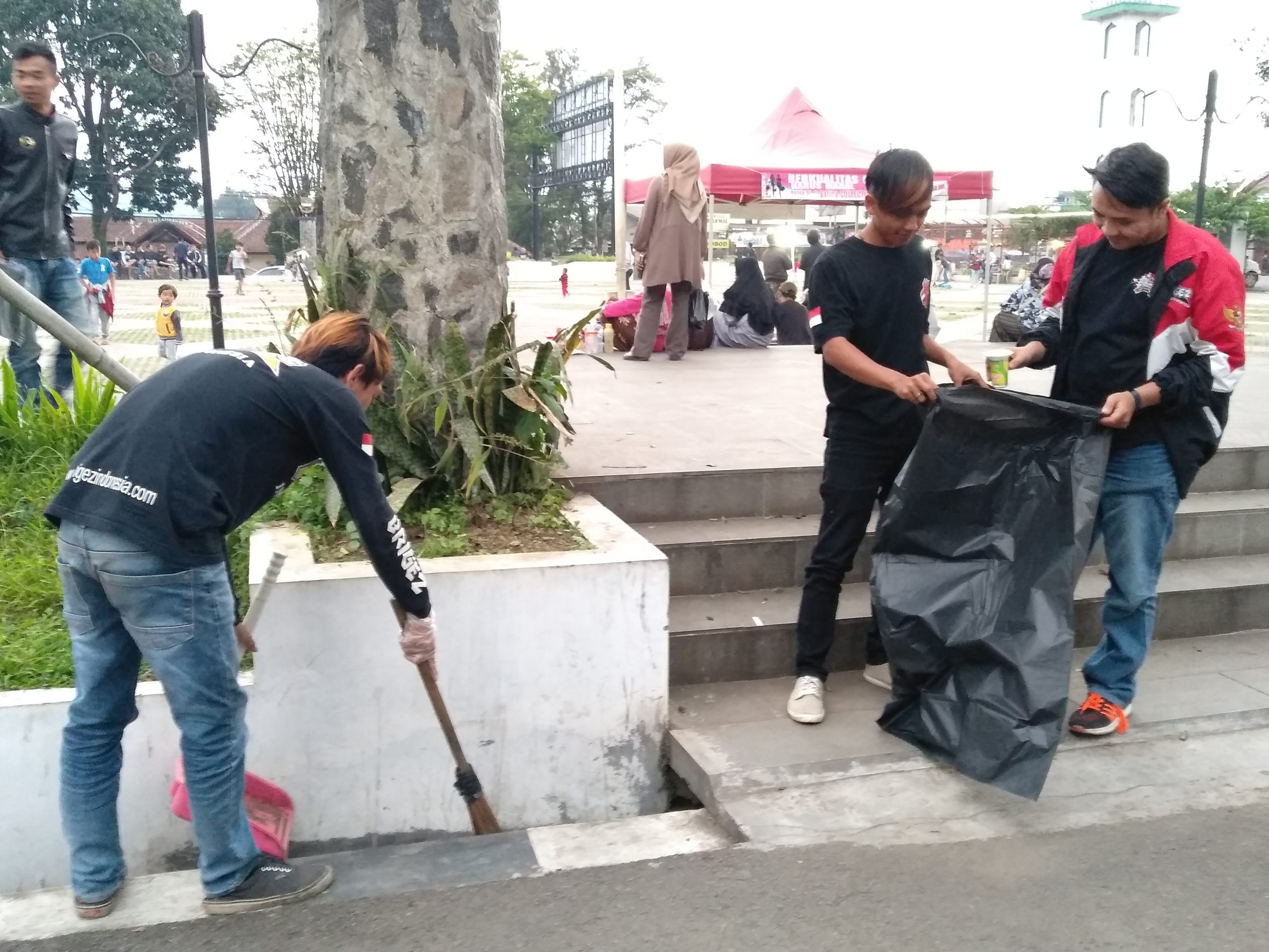 Ratusan Anggota Brigez Gelar Aksi Pungut Sampah