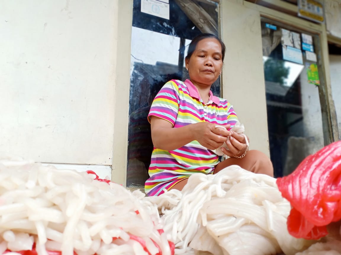 Hujan Jadi Kendala Perajin Kerupuk Gurilem