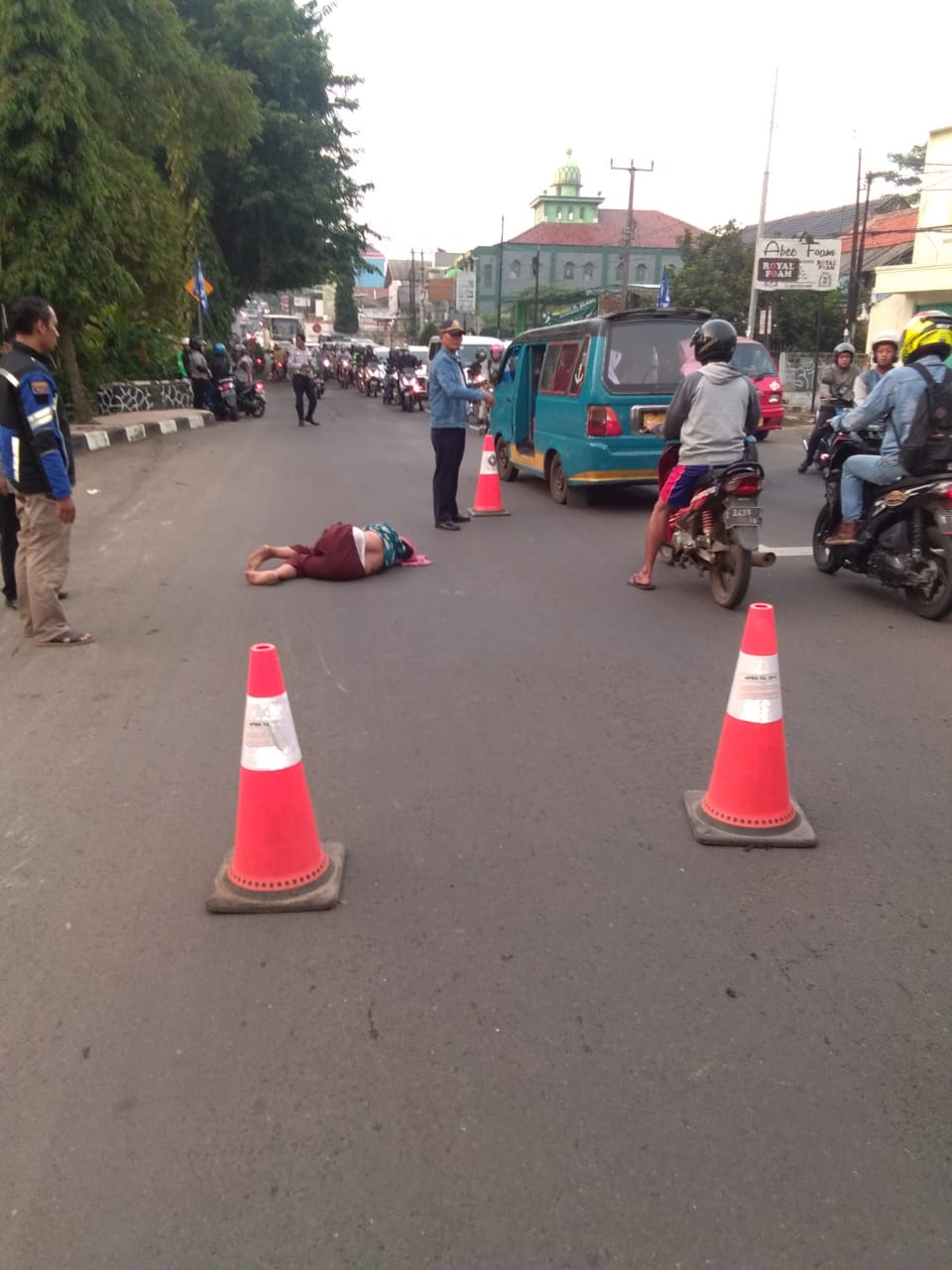 Nahas, Hendak Menyeberang, Een Tewas Tertabrak Motor