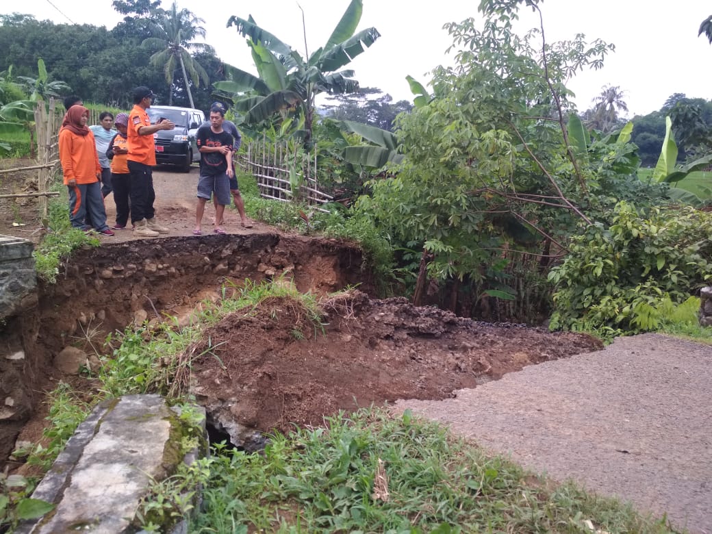 Jembatan Cikadu Putus, Sementara Akan Dibangun Jembatan Bambu