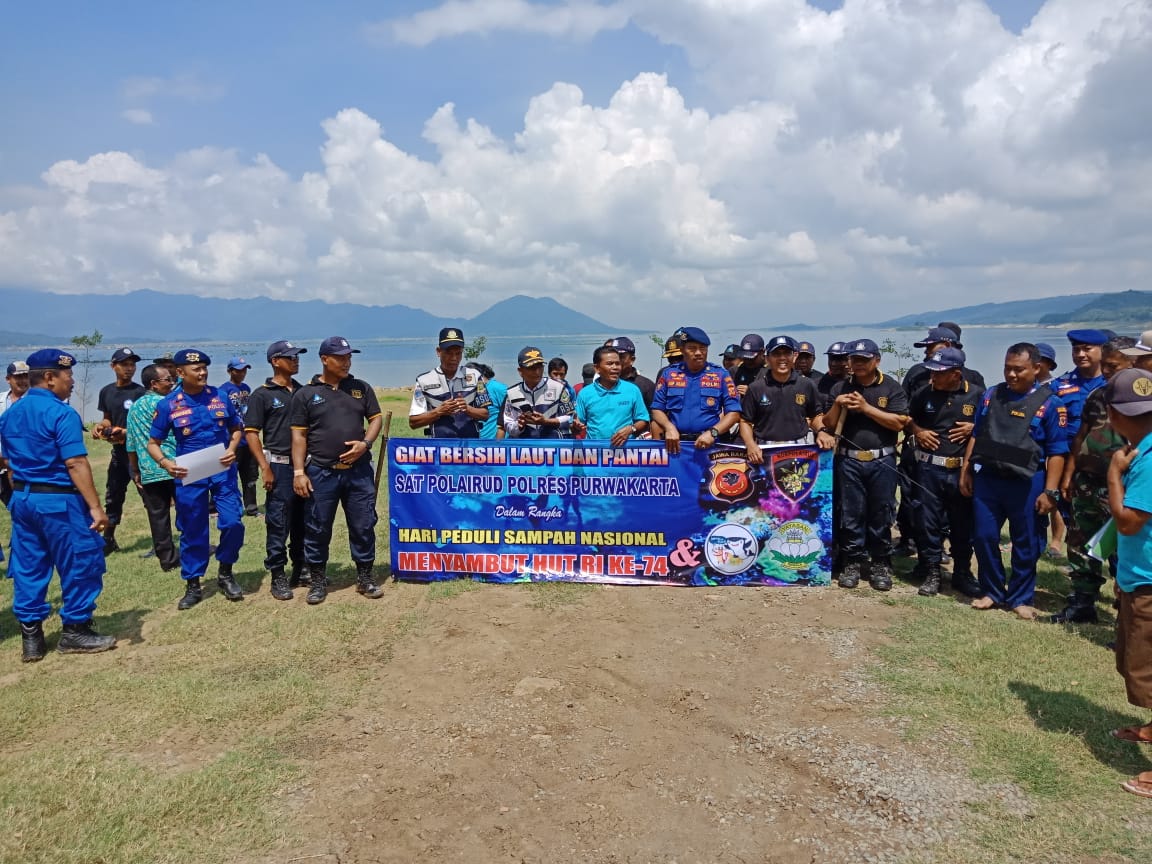 Peringati HPSN, Polair Pelopori Bersih-bersih Pesisir Waduk Jatiluhur