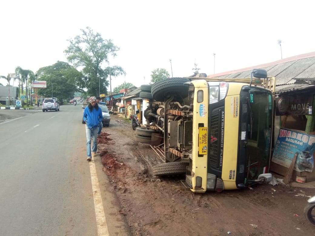 Truk Terguling Menimpa Tiga Warung saat Pemilik Tidur Lelap