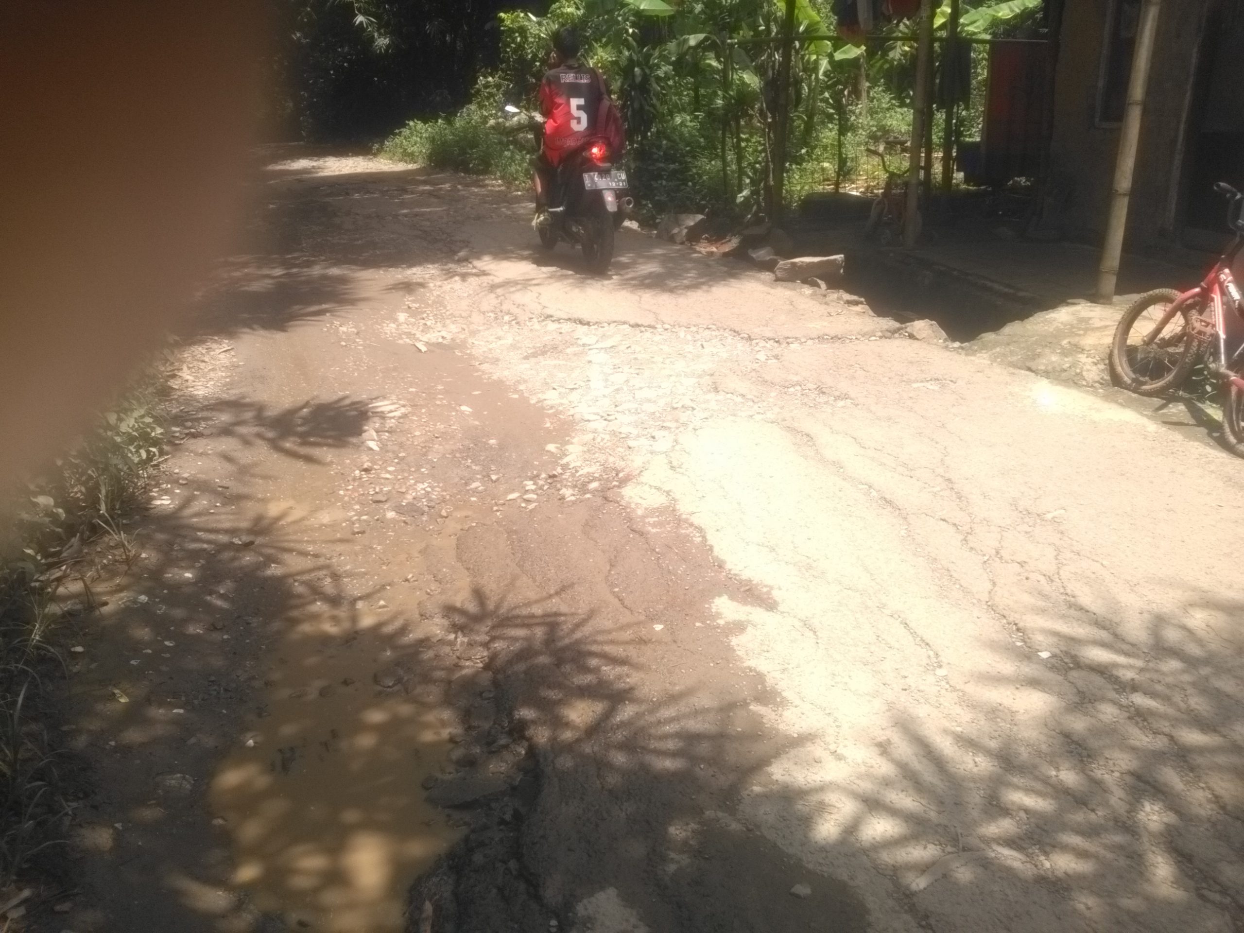 Jalan Penghubung Desa Liung Gunung Rusak