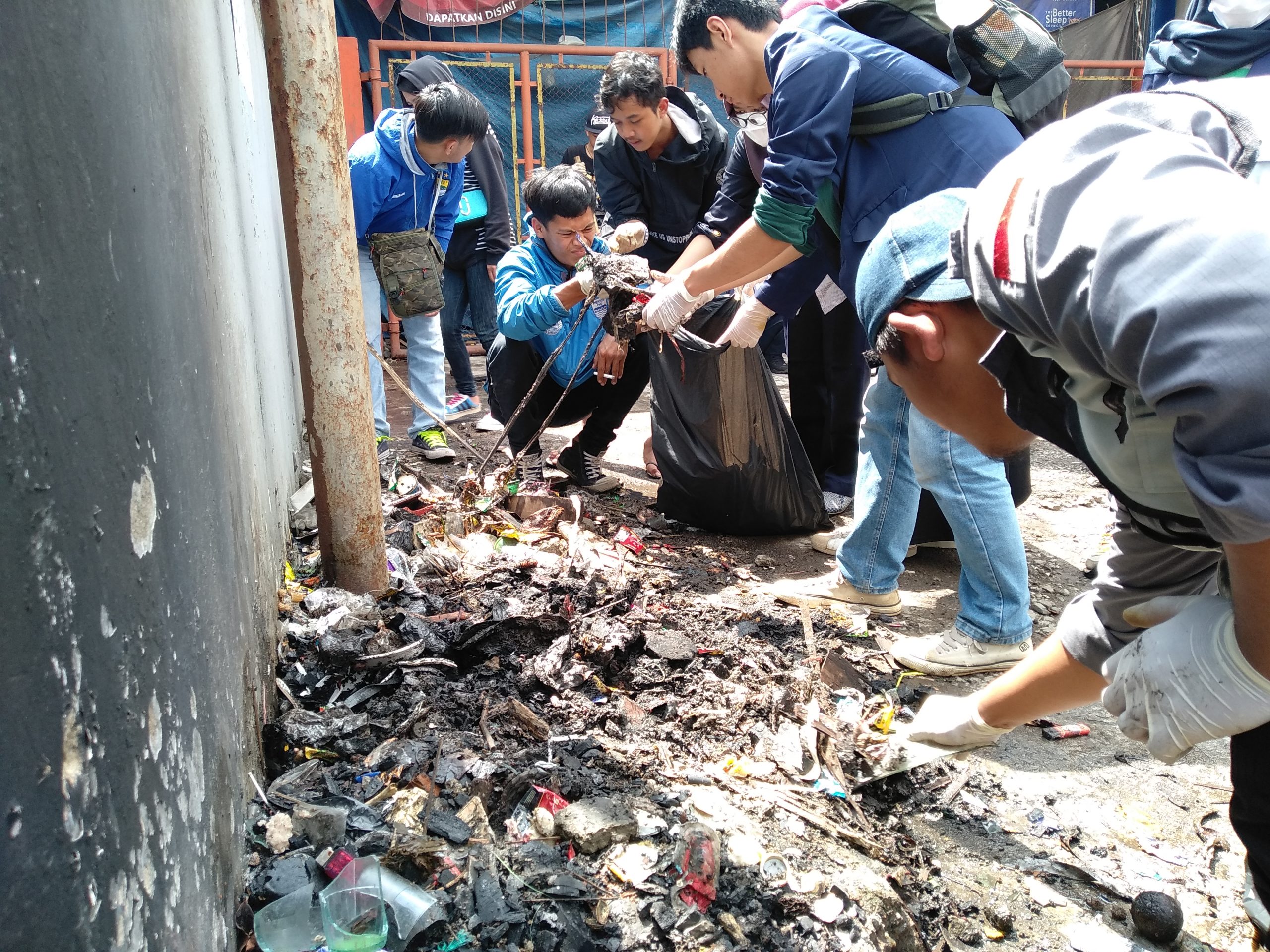 Ratusan Komunitas Bebersih Keliling Lembur dari Sampah