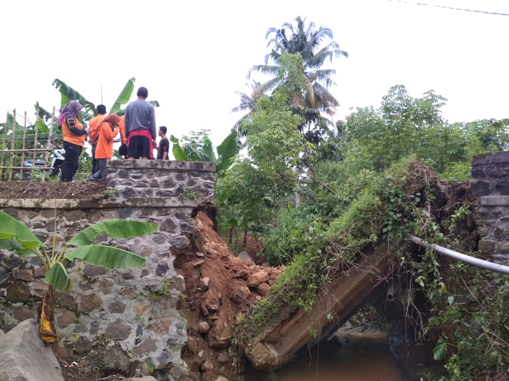 Jalur Cimerta-Bantarsari Hanya Dilewati R2, Rembesan Air Sebabkan Jalan Amblas