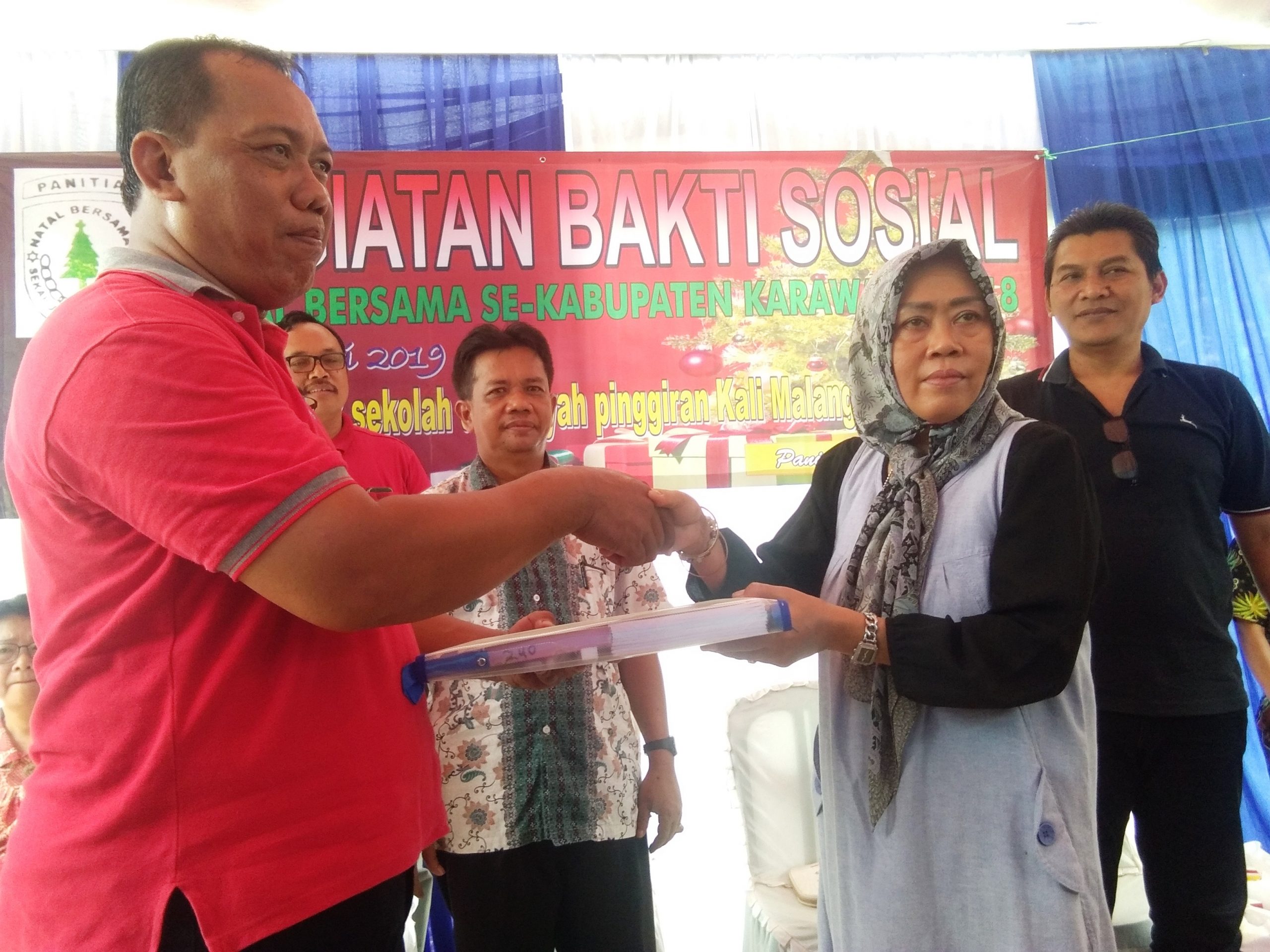 Panitia Natal bersama Kristiani se-Kabupaten Karawang Laksanakan Bakti Sosial