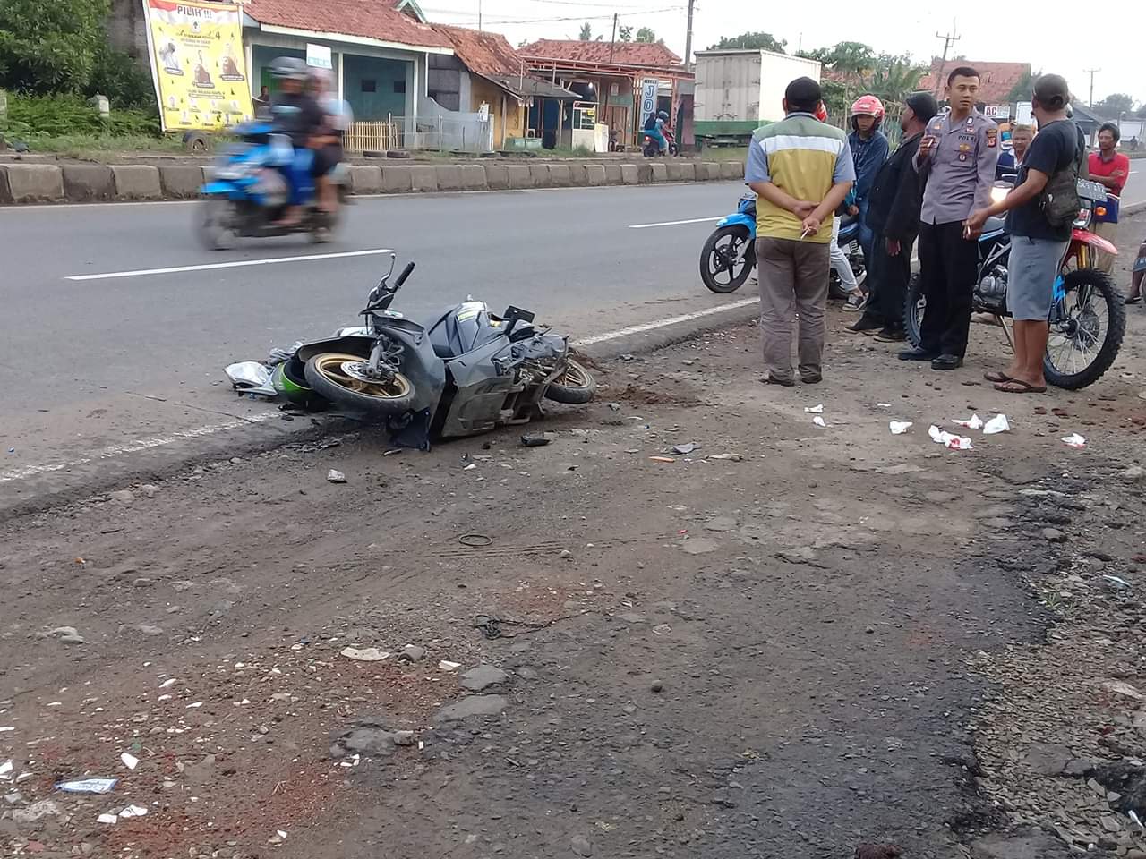 Oleng ke Kiri lalu Nabrak Truk, Pengendara Motor Tewas Seketika