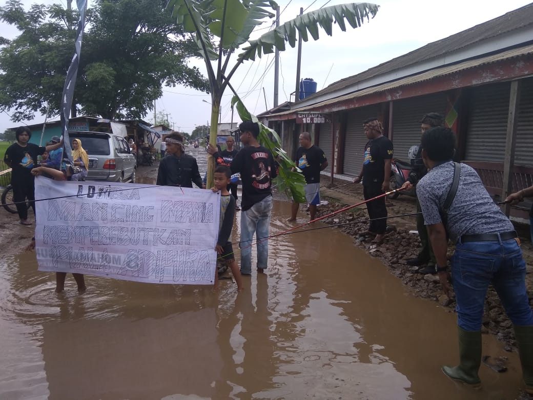 Warga Tanam Pohon Pisang dan Memancing Sandal di Jalan Rusak