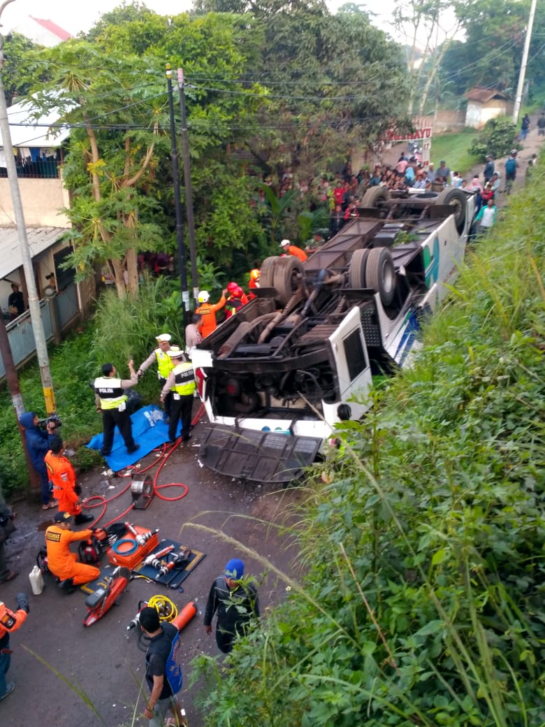 Ugal-ugalan, Bus Kramat Djati Masuk Jurang, 2 Orang Tewas 11 Luka-luka