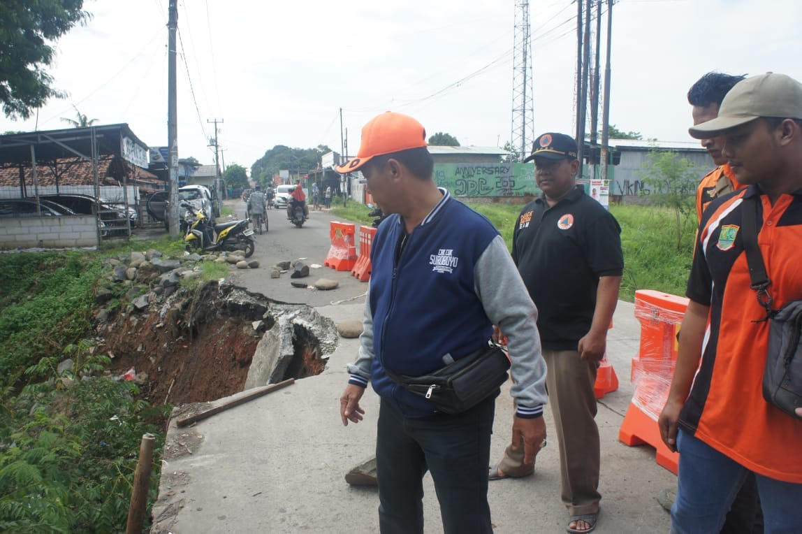 Longsor Nyaris Putuskan Jalan di Adiarsa