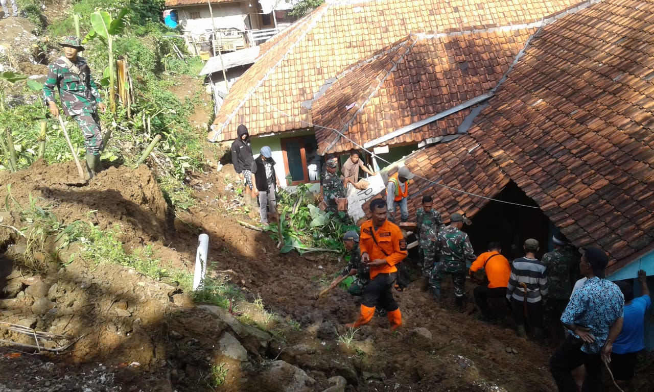 Akibat Longsor, Dua Rumah Rusak Berat