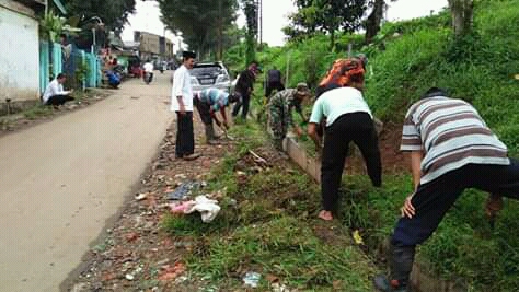 Pemdes Babakan Sari Bersihkan Lingkungan Lewat Arisan Gotong Royong