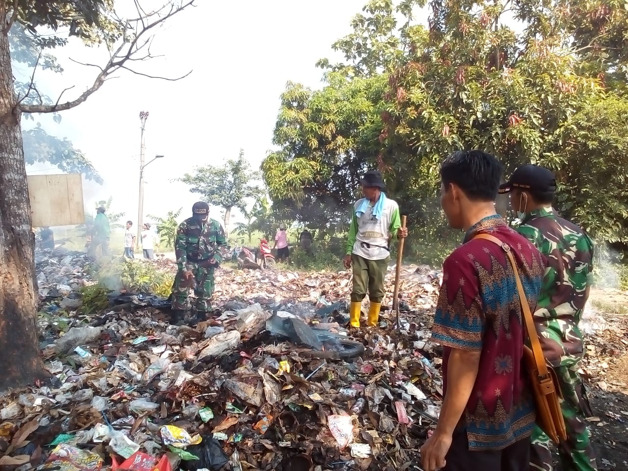 Desa Kiarasari Lakukan Kegiatan Gerakan Jumat Bersih