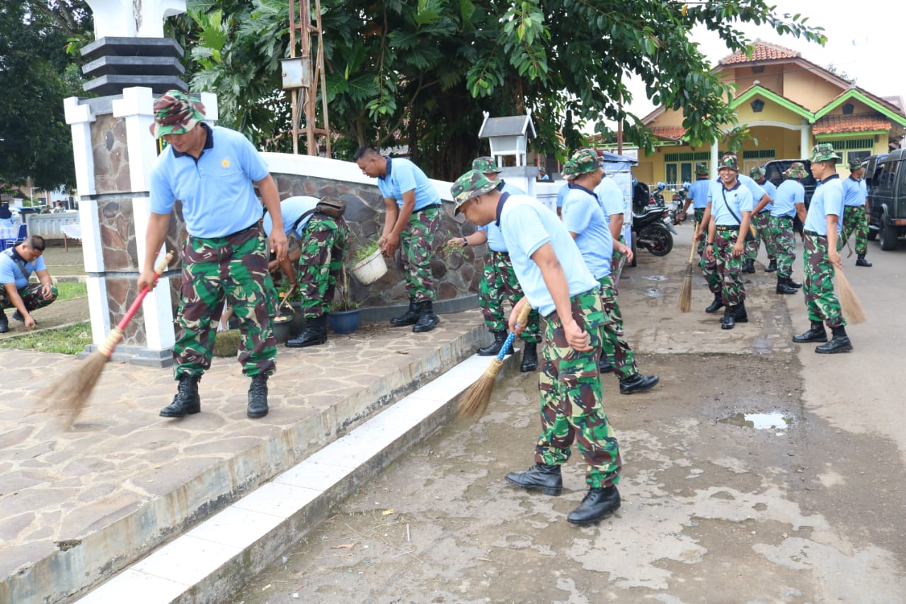 Peringati HPSN TNI AU Bersihkan Alun-alun