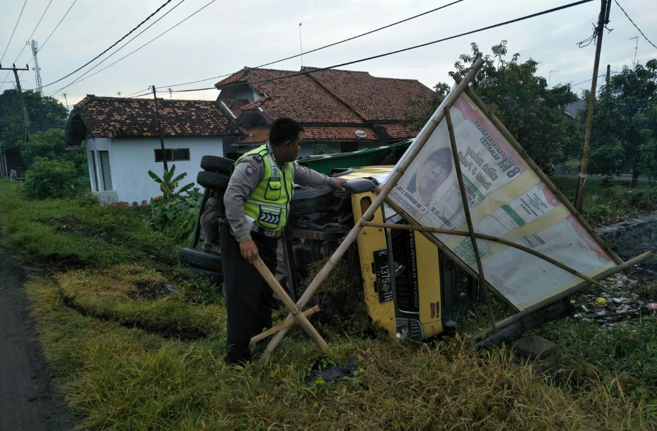 Truk Tepung Tabrak Baliho Caleg