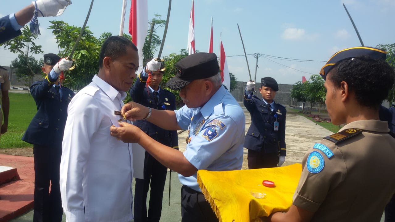 H. Ruhimat Dapat Bintang Asta Brata Revolusi Mental