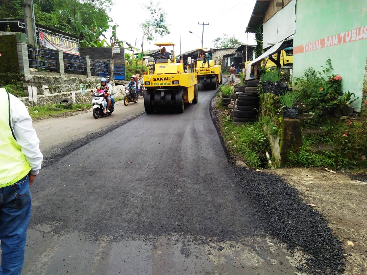 Aqua Perbaiki Jalan Jalancagak-Cikaramas