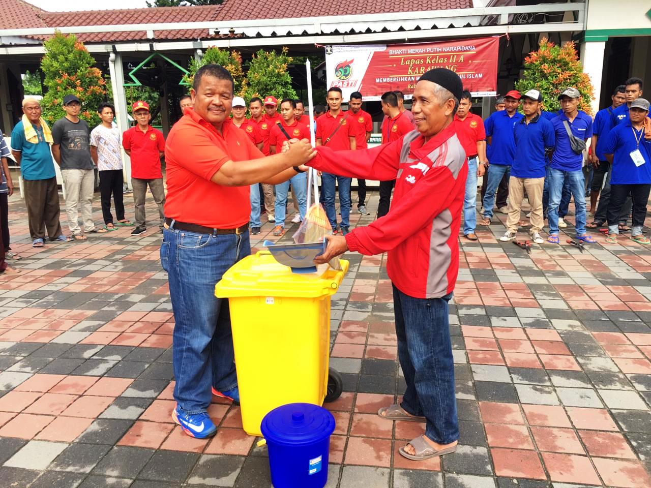 Napi Gotong Royong Bersihkan Masjid