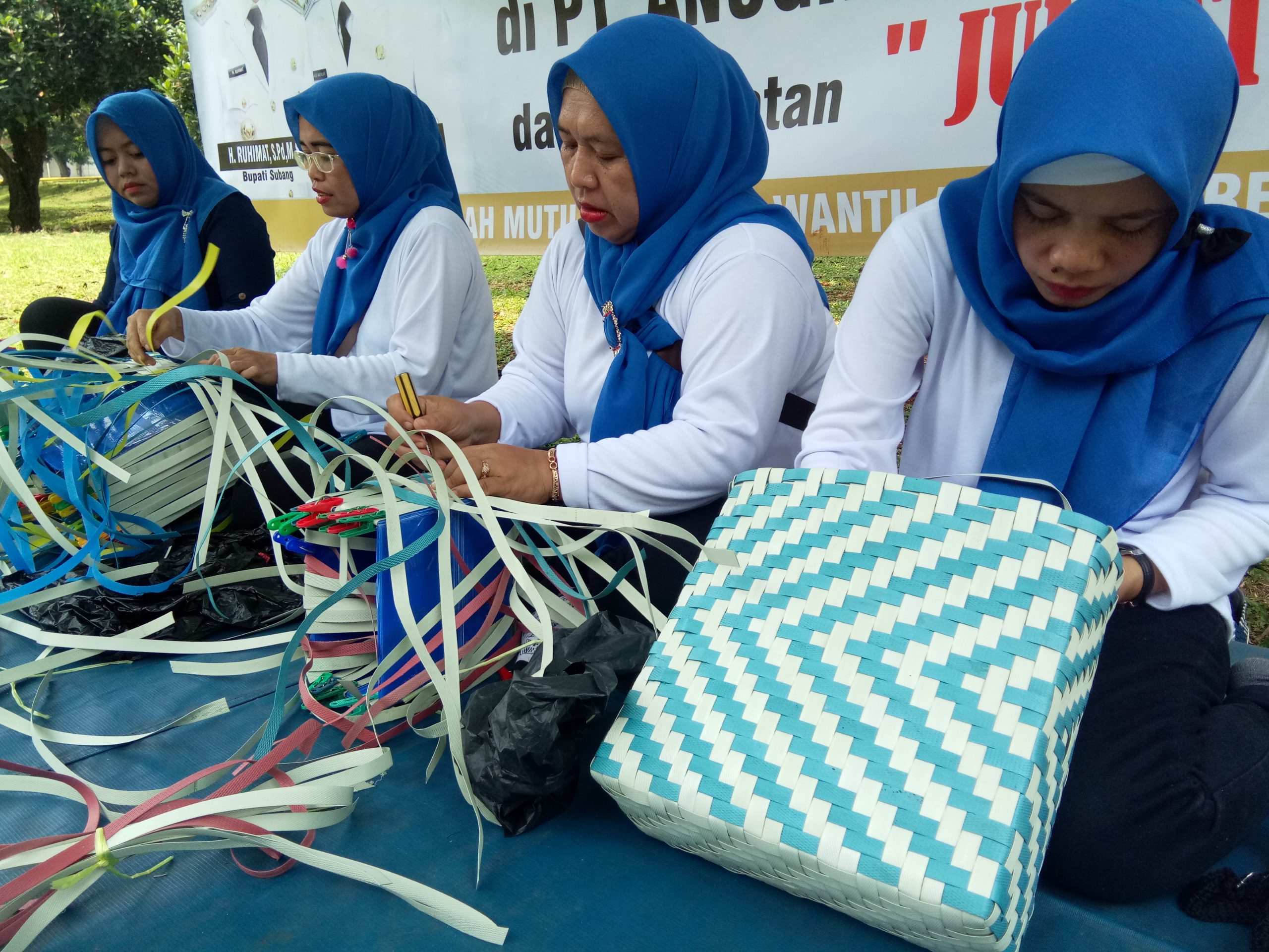 Keren! Limbah Tali di Tangan Ibu-ibu PKK Disulap jadi Tas Cantik hingga Diminati Ibu Negara