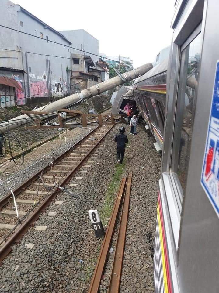 Kereta Commuter Line Anjlok Menabrak Tiang Listrik di Bogor